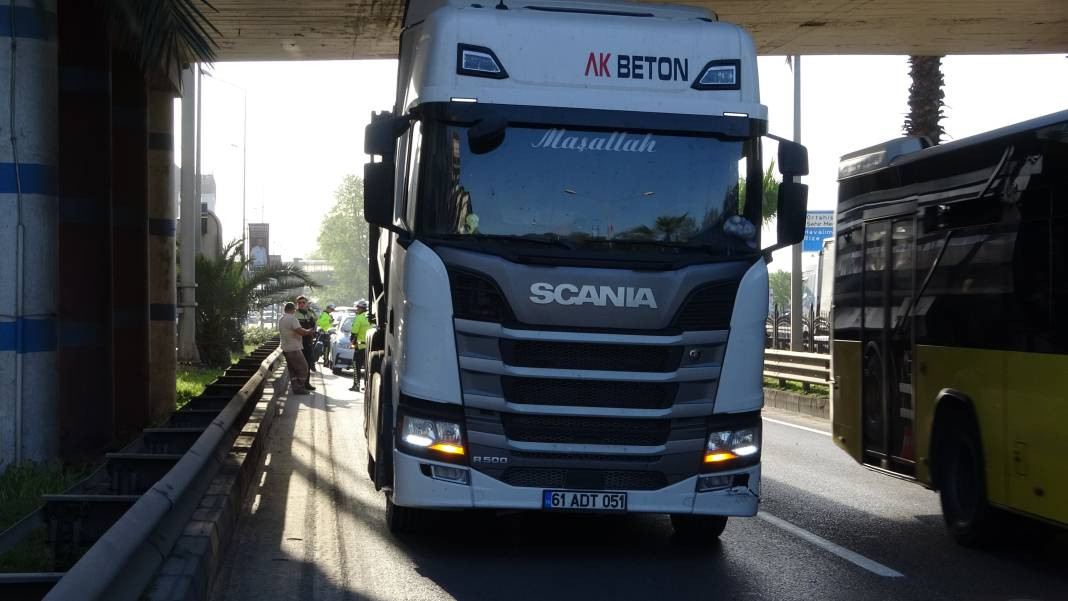 TIR’ın taşıdığı kamyon kasası köprüye sıkıştı - Resim: 3